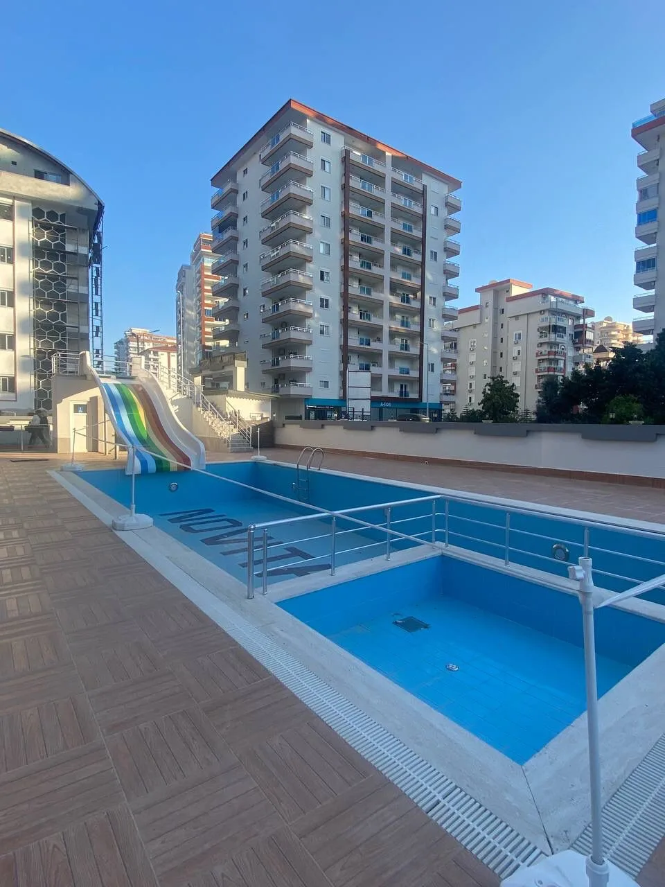 Alanya Mahmutlar Satılık 1+1 | Havuzlu Site – EmlakJest