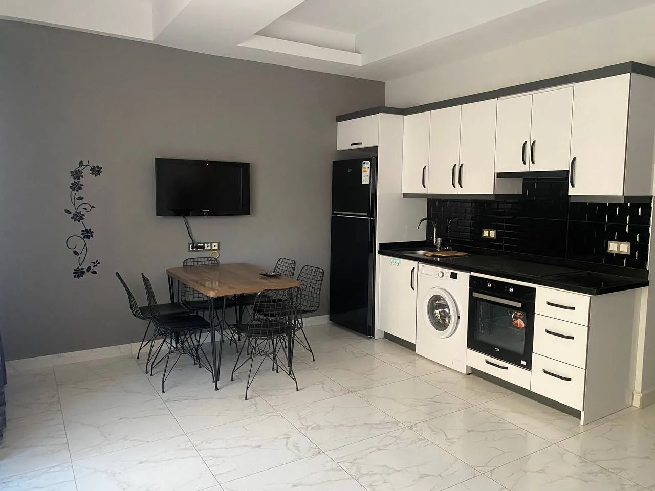 Alanya Mahmutlar Satılık 1+1 | Havuzlu Site – EmlakJest