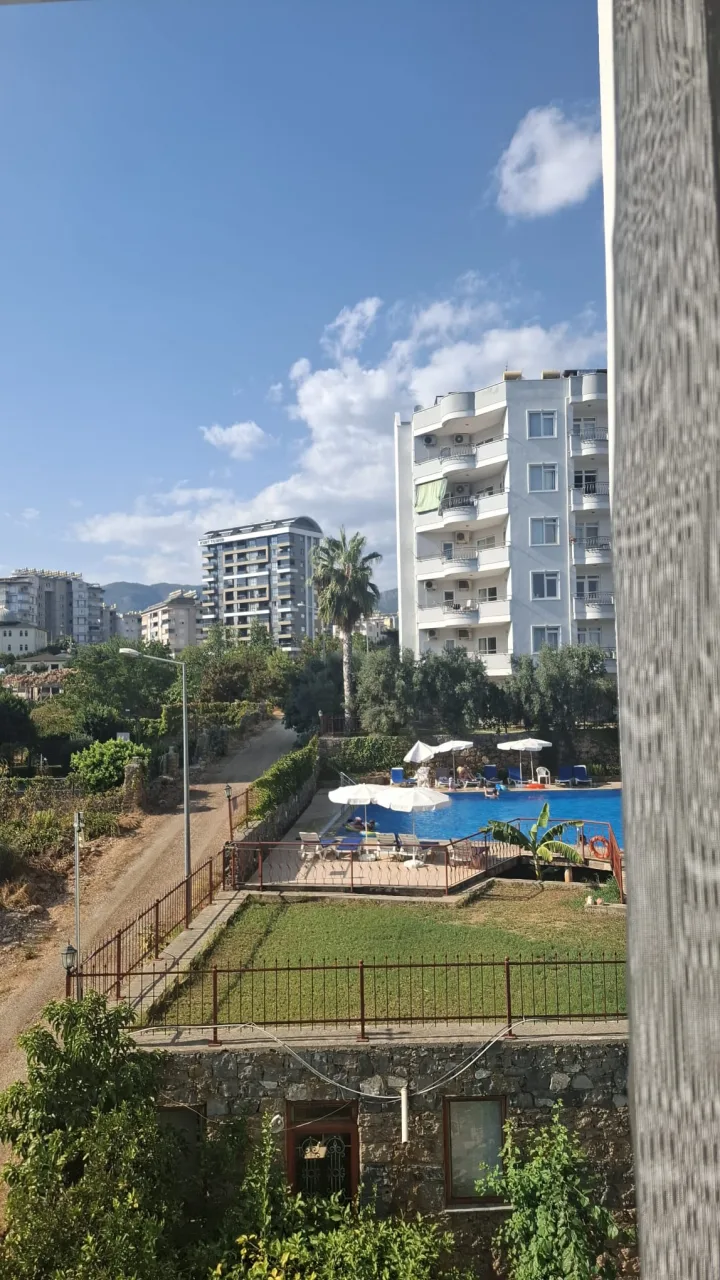 Alanya Tosmur Kiralık 1+1 Daire | Havuzlu Site – EmlakJest